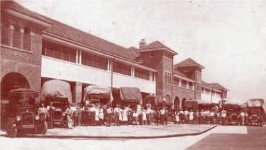 Manly Hospital during moving in process 27 October 1931